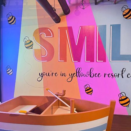 Yellow Bee Resort Cililitan Джакарта Екстериор снимка