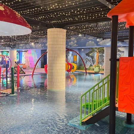 Yellow Bee Resort Cililitan Джакарта Екстериор снимка