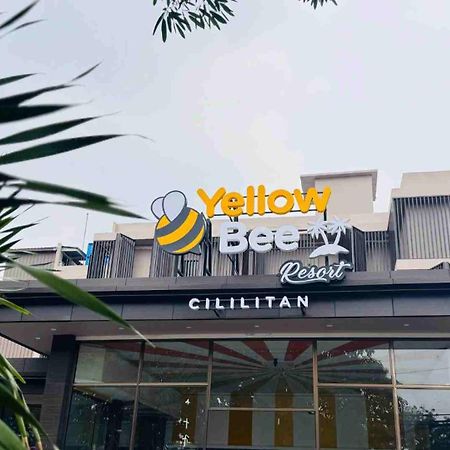 Yellow Bee Resort Cililitan Джакарта Екстериор снимка