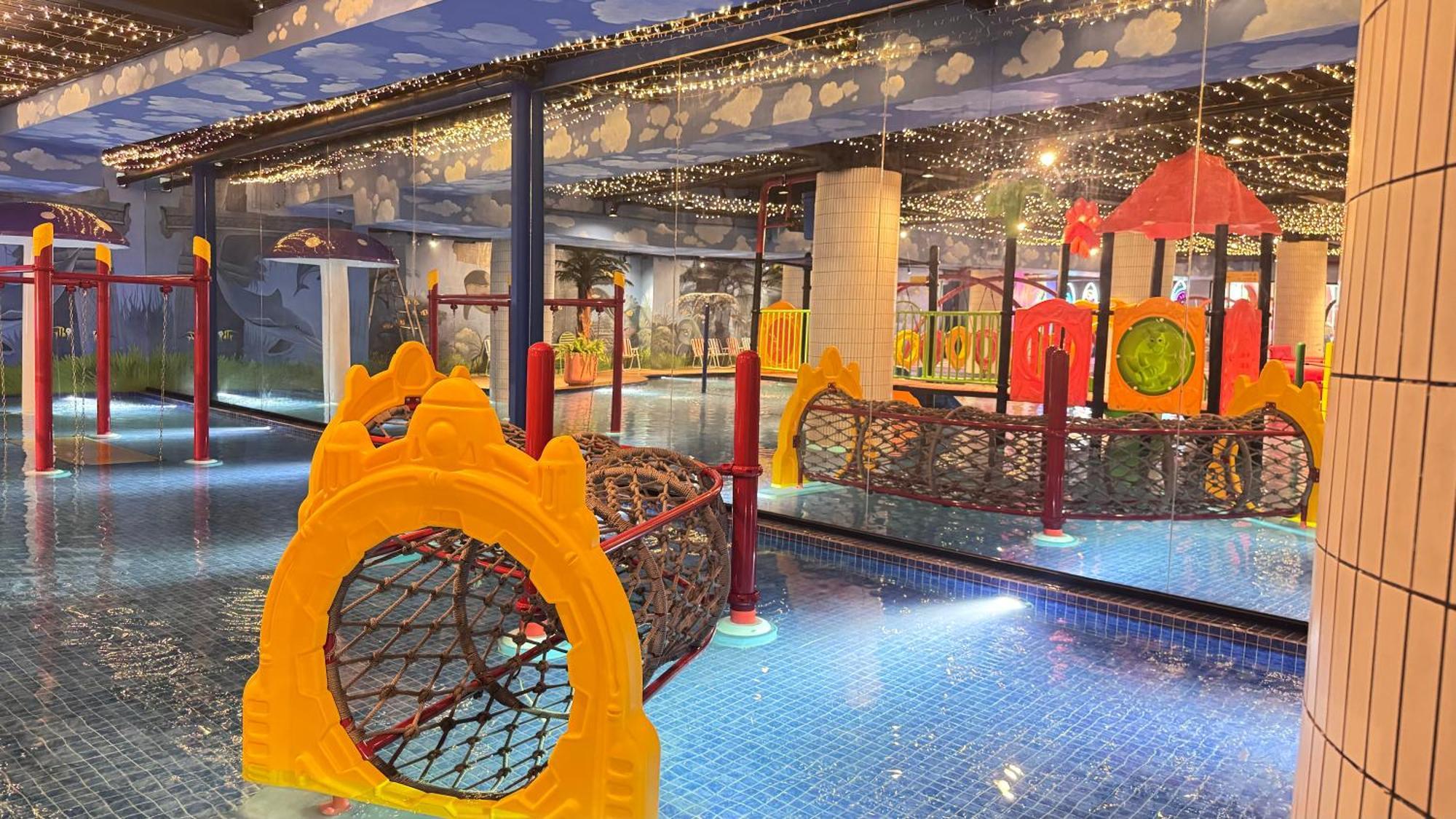 Yellow Bee Resort Cililitan Джакарта Екстериор снимка