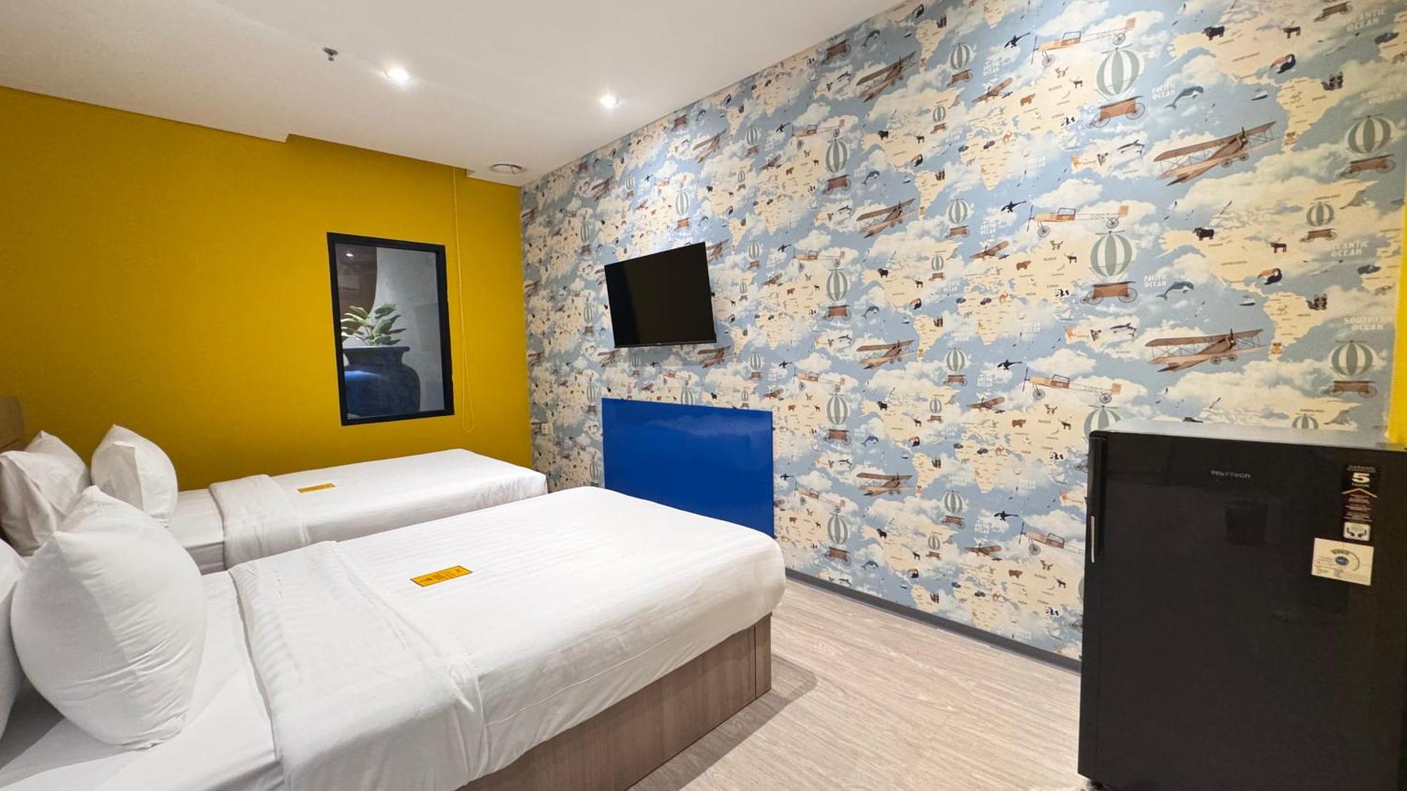 Yellow Bee Resort Cililitan Джакарта Екстериор снимка
