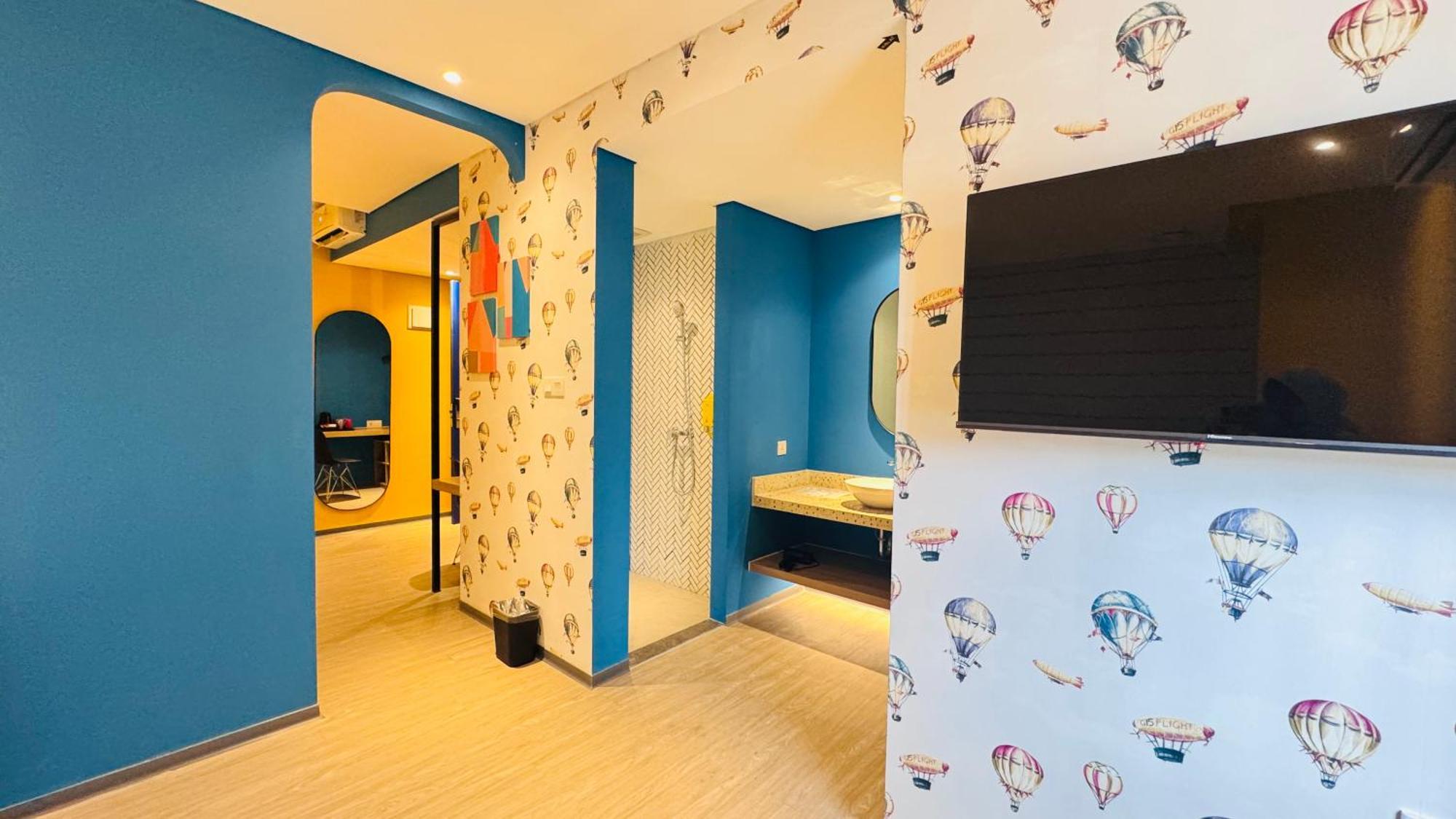 Yellow Bee Resort Cililitan Джакарта Екстериор снимка