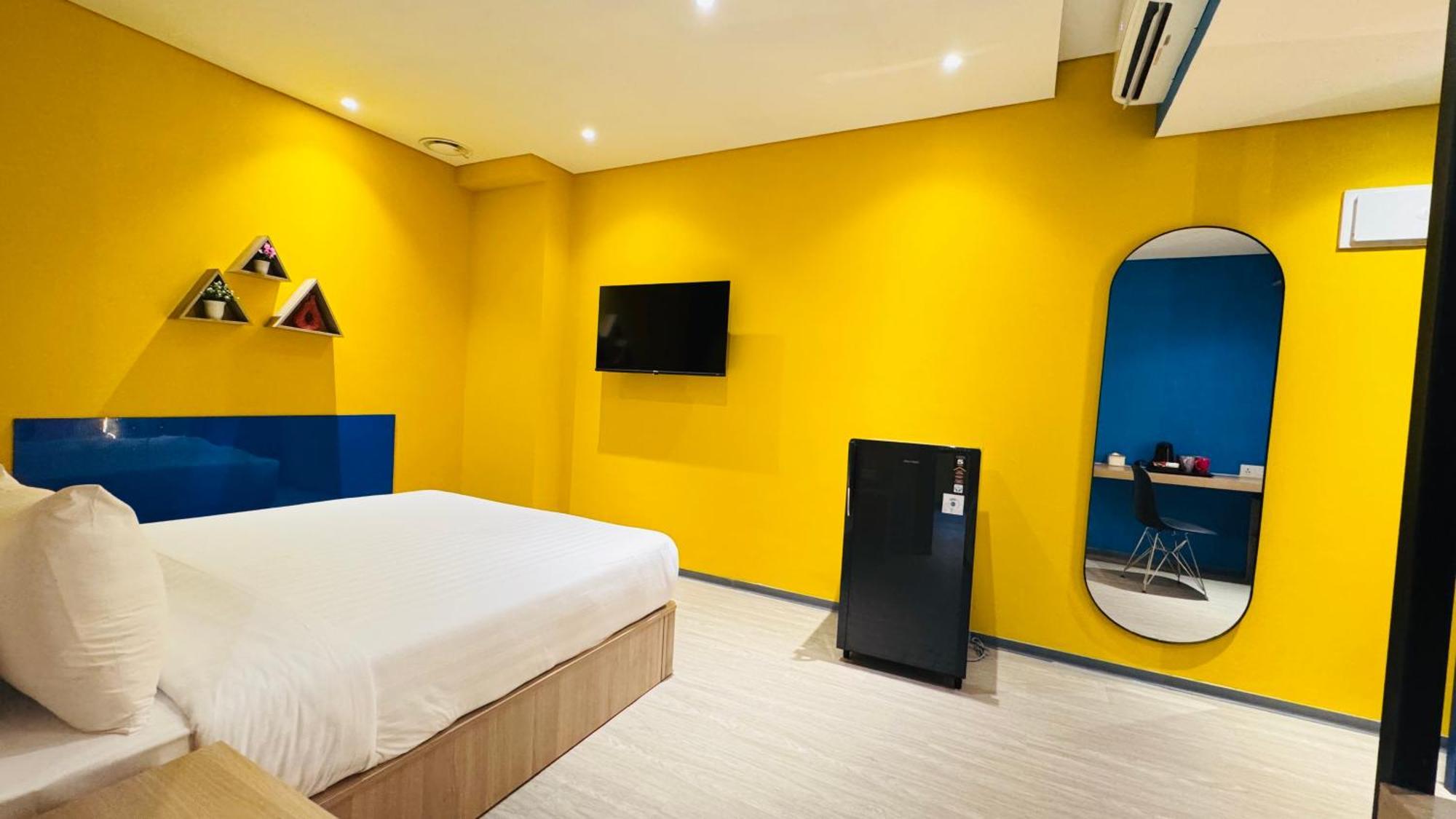 Yellow Bee Resort Cililitan Джакарта Екстериор снимка