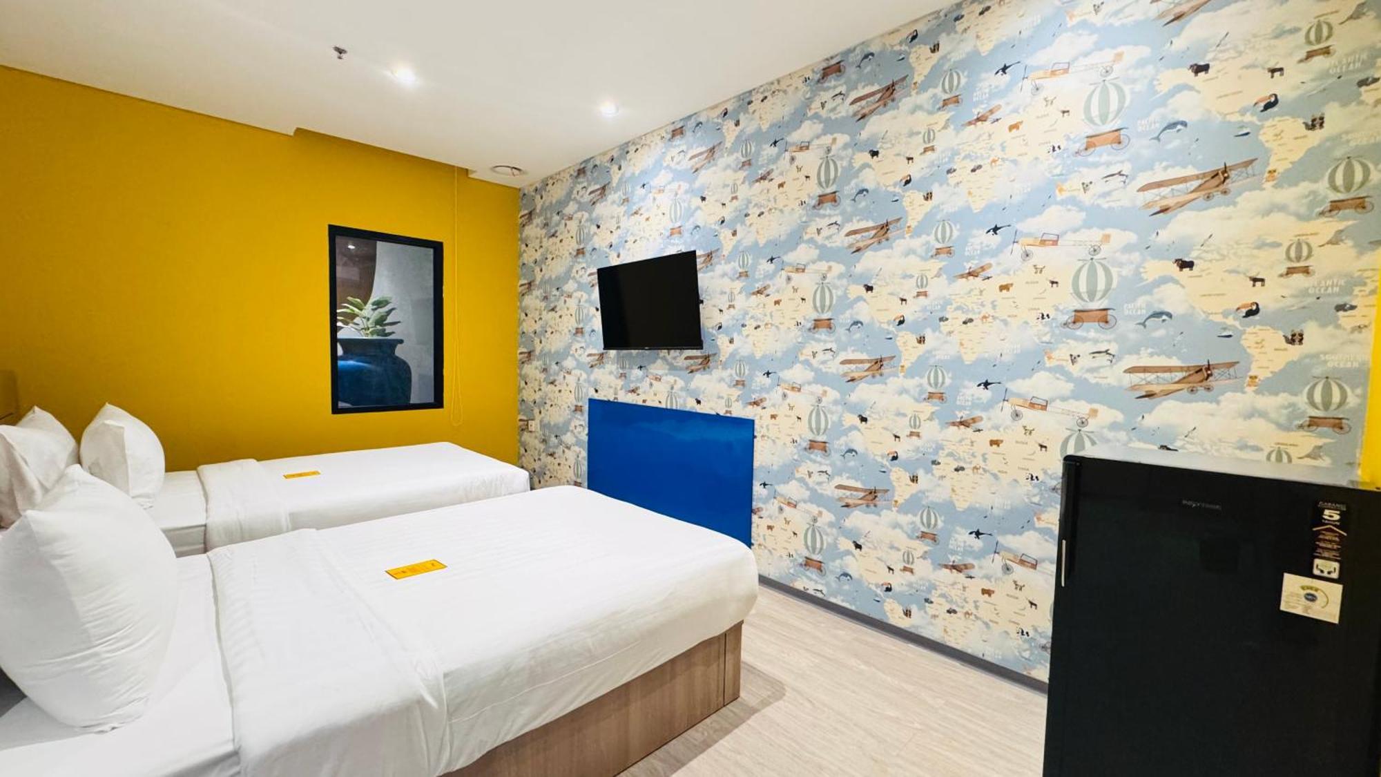 Yellow Bee Resort Cililitan Джакарта Екстериор снимка