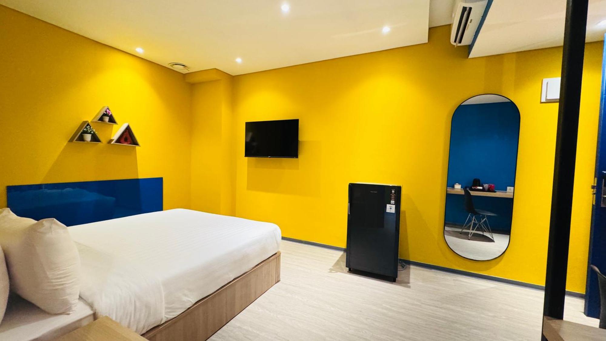Yellow Bee Resort Cililitan Джакарта Екстериор снимка