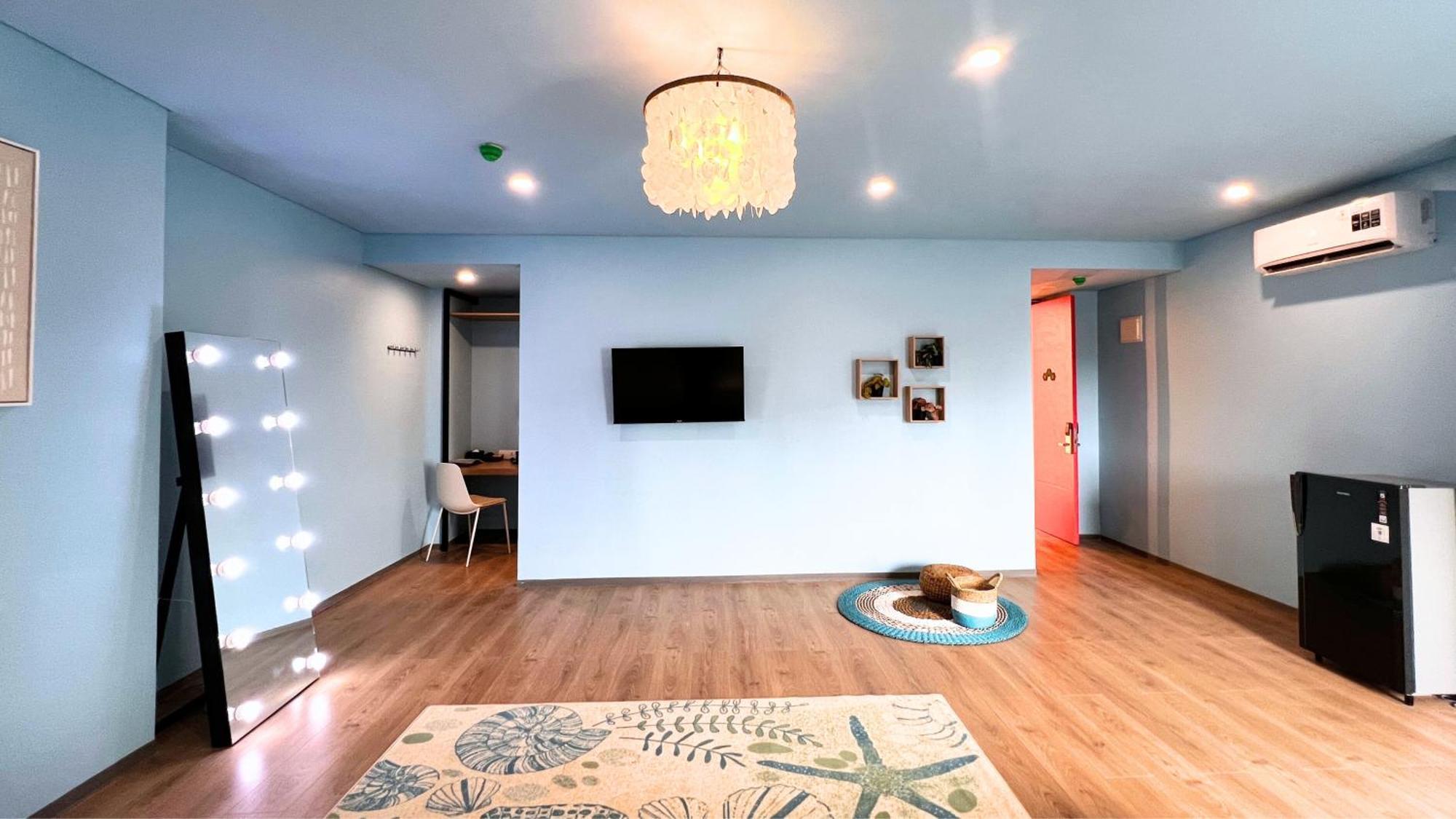 Yellow Bee Resort Cililitan Джакарта Екстериор снимка