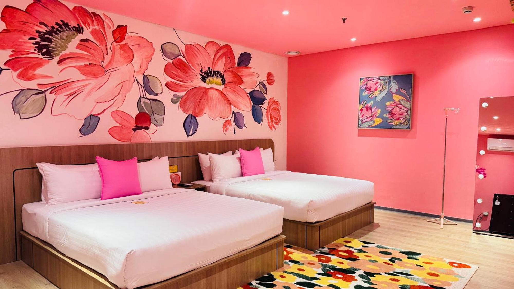 Yellow Bee Resort Cililitan Джакарта Екстериор снимка