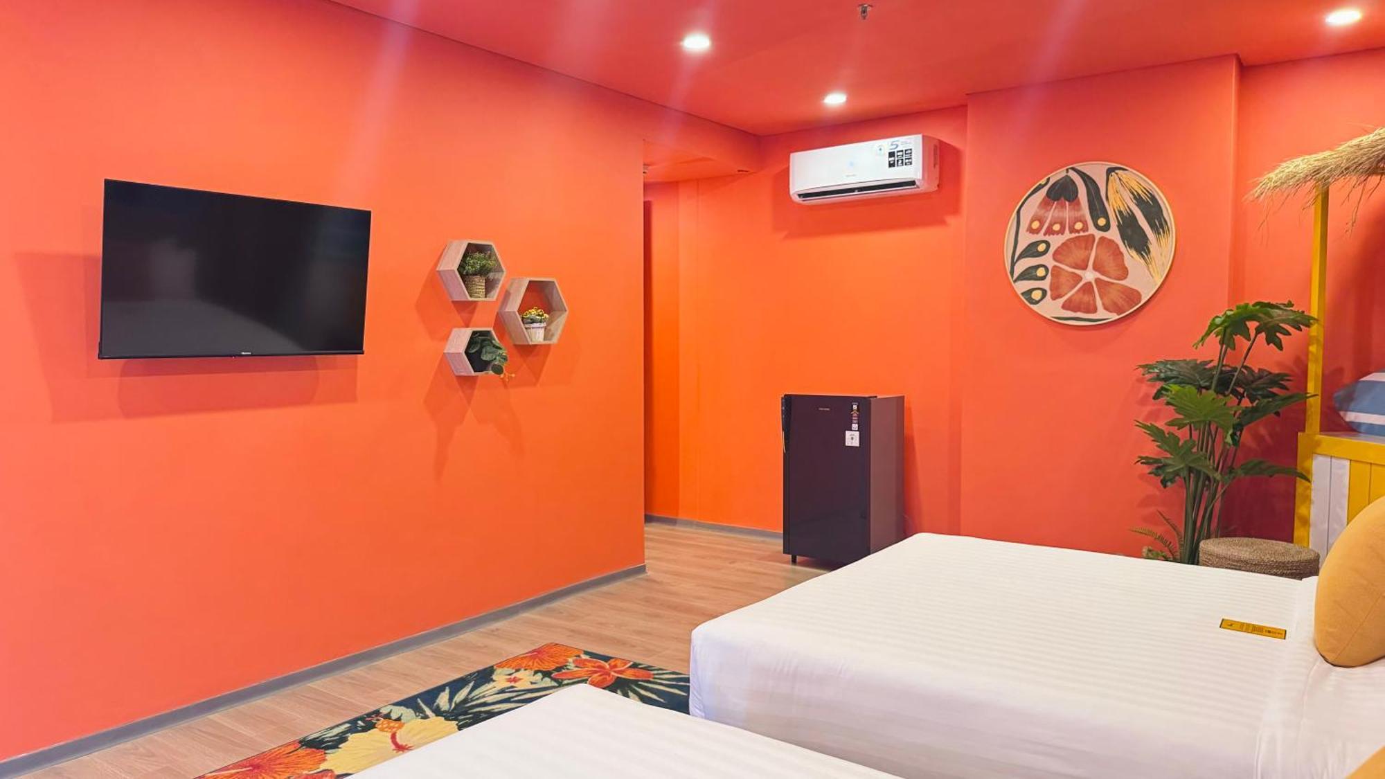 Yellow Bee Resort Cililitan Джакарта Екстериор снимка