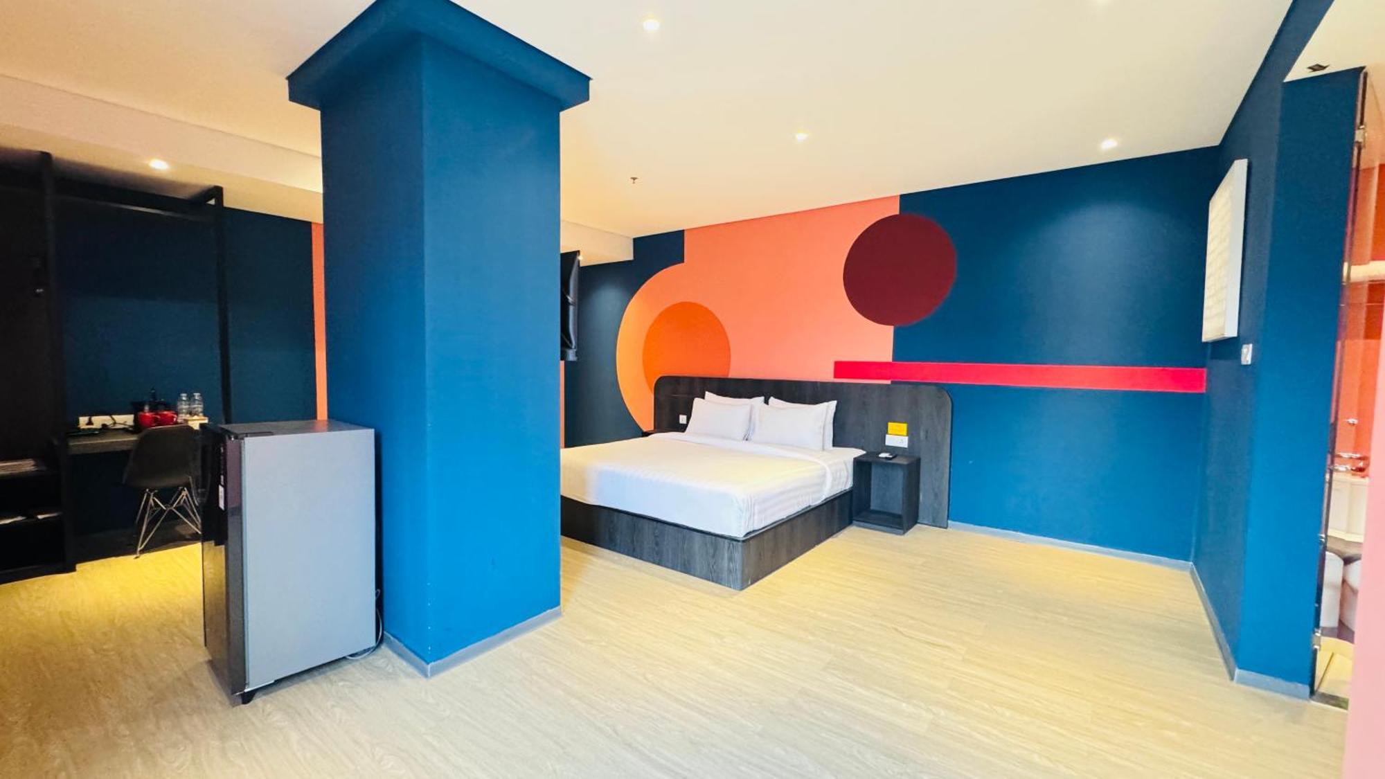 Yellow Bee Resort Cililitan Джакарта Екстериор снимка