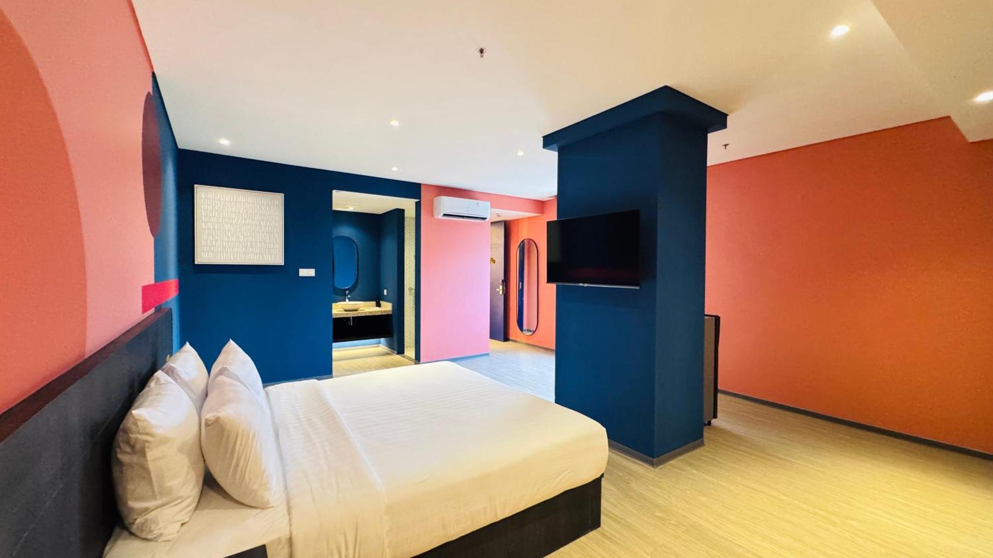 Yellow Bee Resort Cililitan Джакарта Екстериор снимка