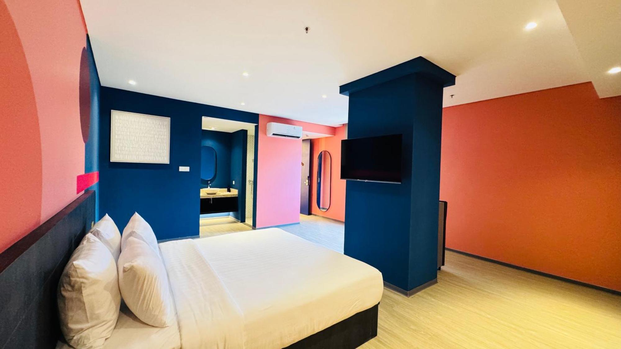 Yellow Bee Resort Cililitan Джакарта Екстериор снимка