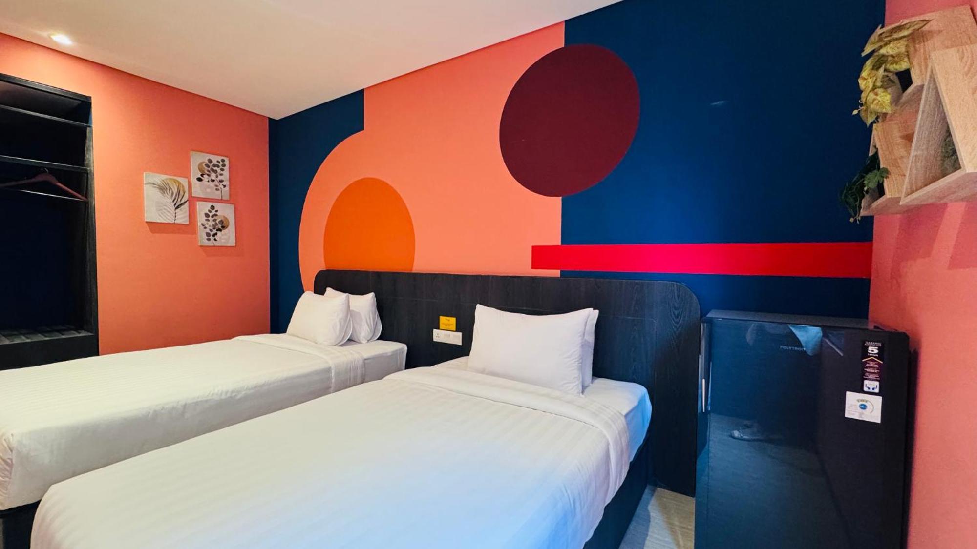 Yellow Bee Resort Cililitan Джакарта Екстериор снимка