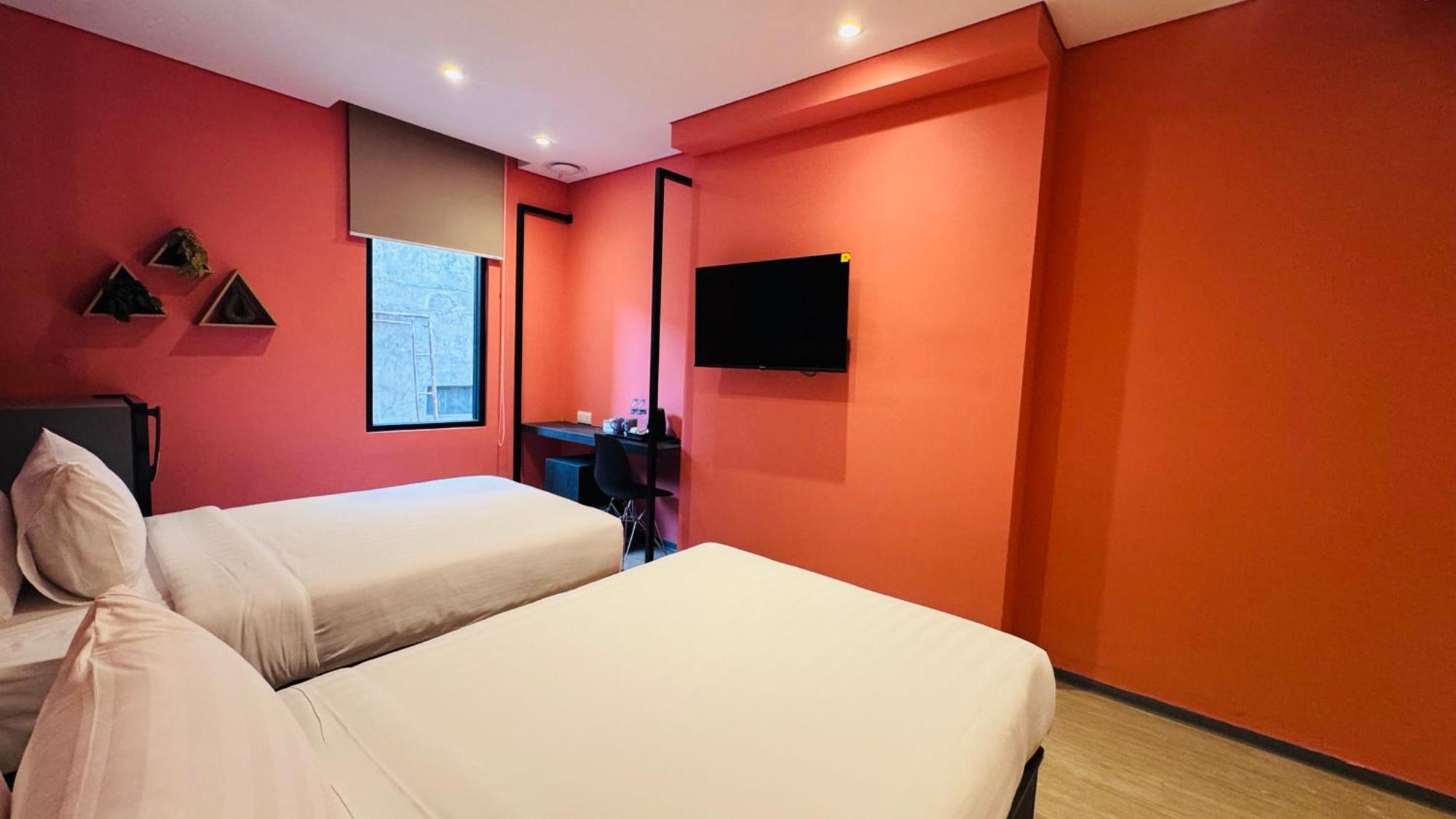Yellow Bee Resort Cililitan Джакарта Екстериор снимка