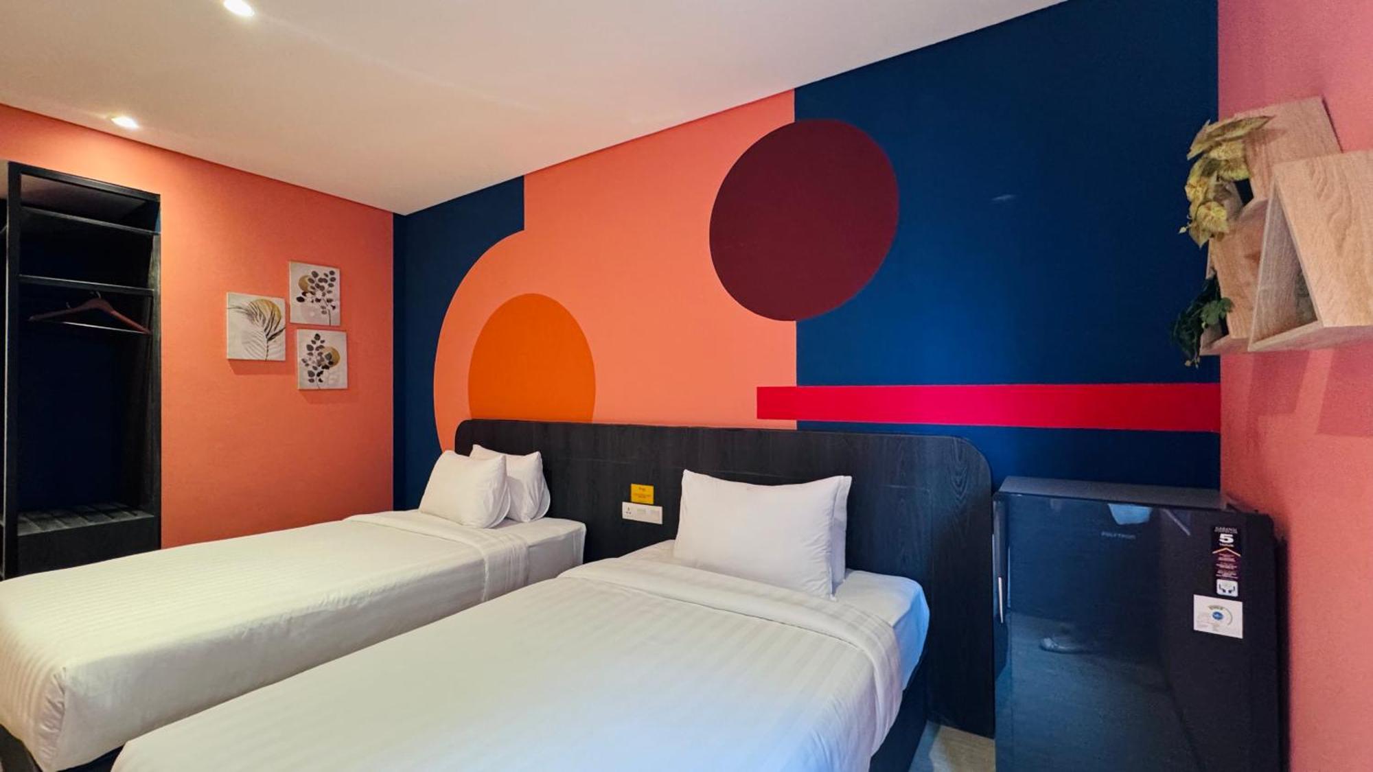 Yellow Bee Resort Cililitan Джакарта Екстериор снимка