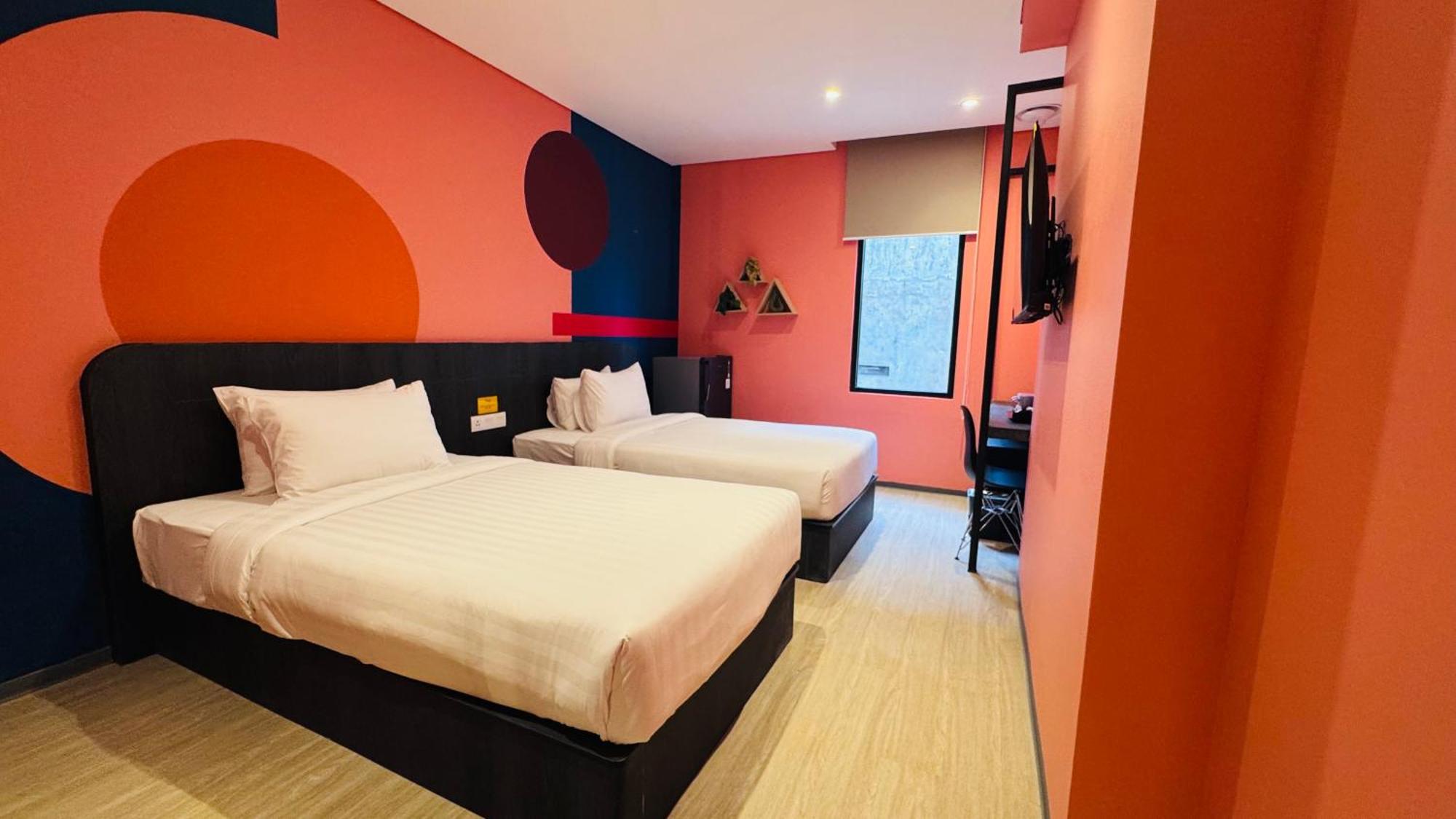Yellow Bee Resort Cililitan Джакарта Екстериор снимка