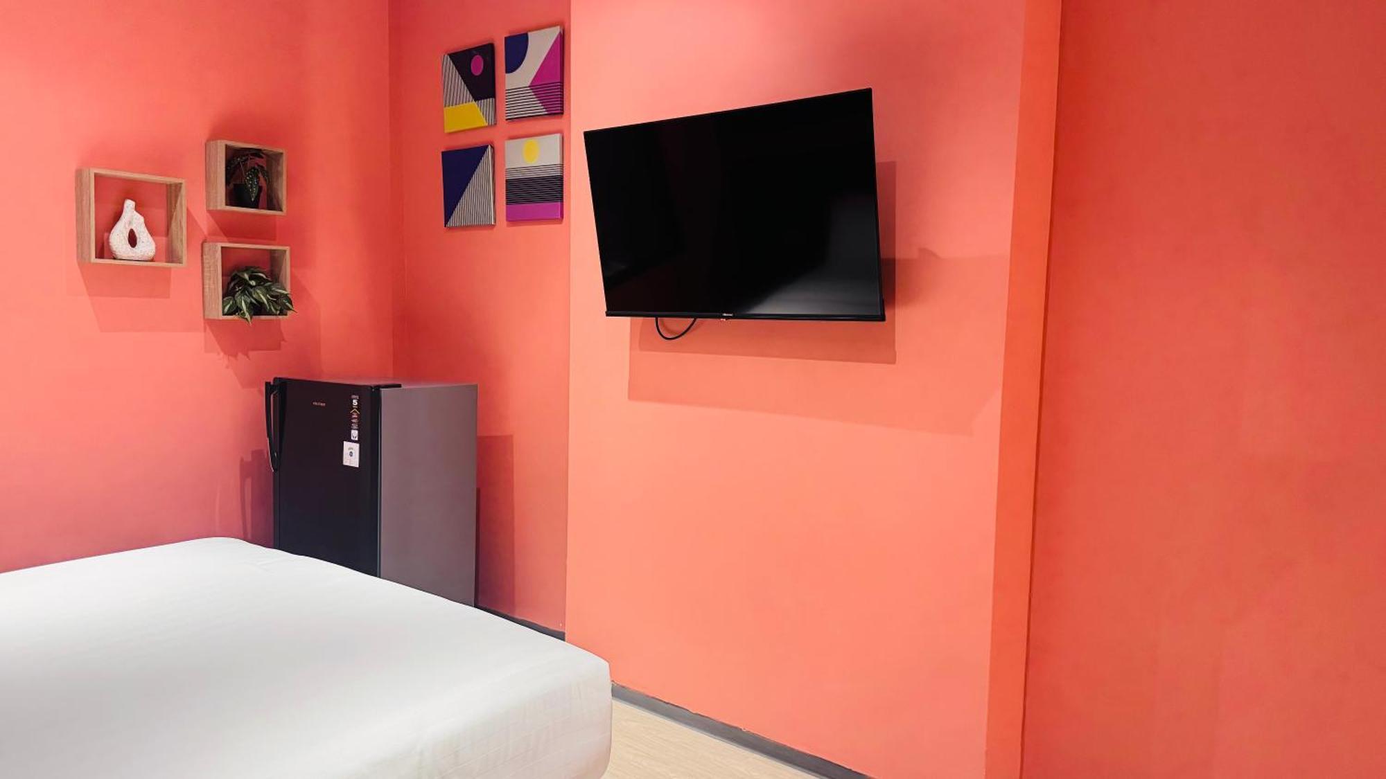 Yellow Bee Resort Cililitan Джакарта Екстериор снимка