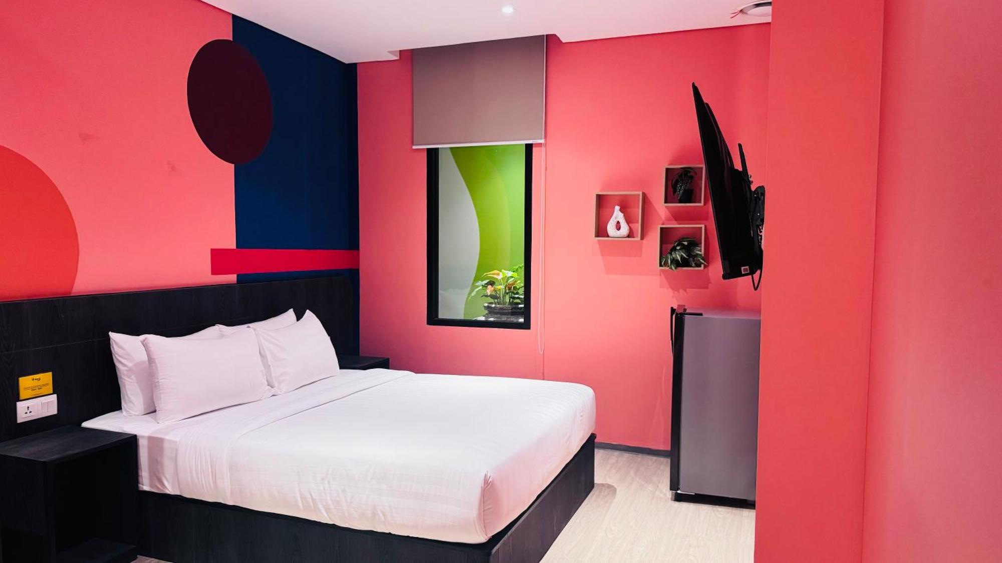 Yellow Bee Resort Cililitan Джакарта Екстериор снимка