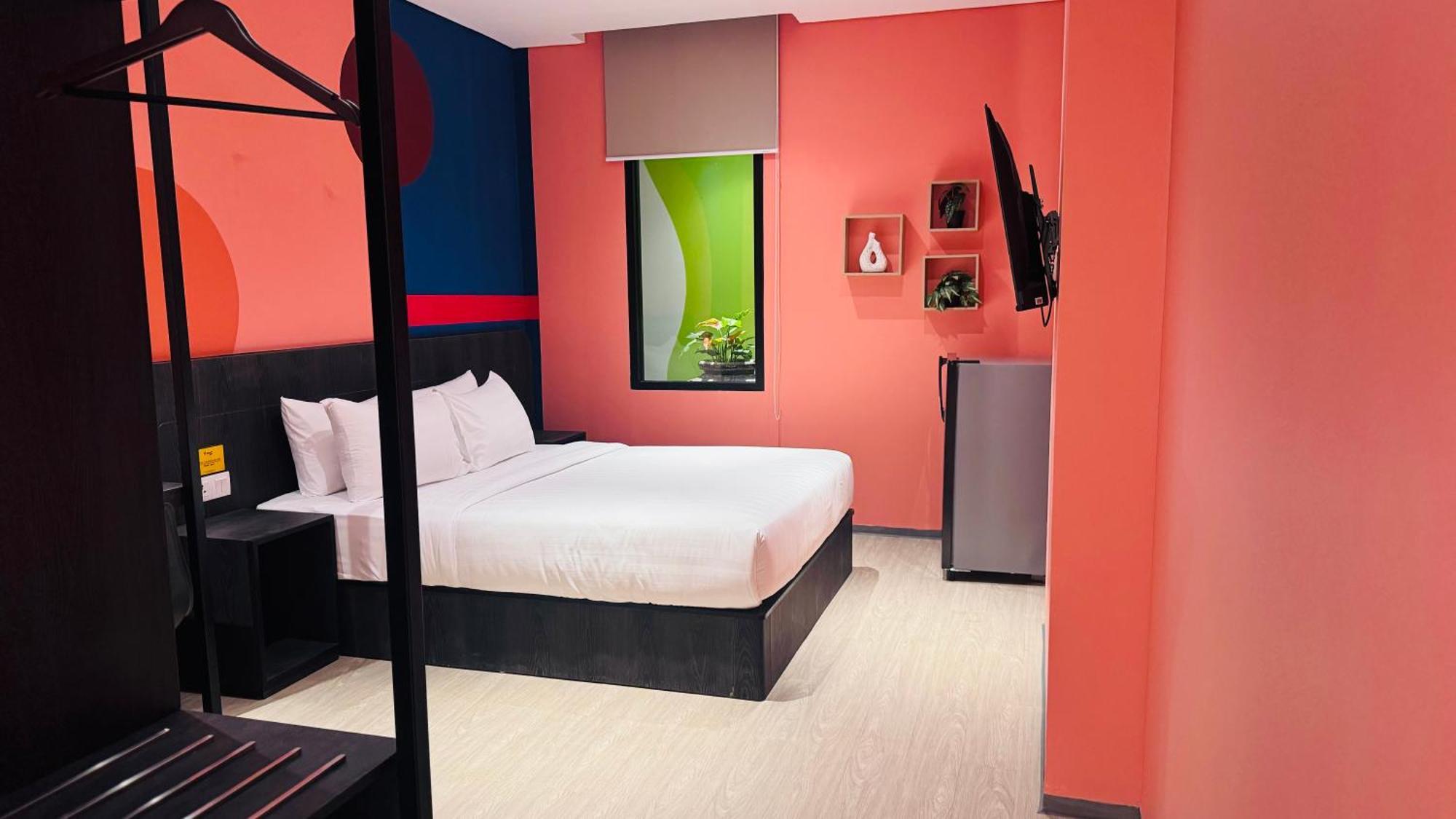 Yellow Bee Resort Cililitan Джакарта Екстериор снимка