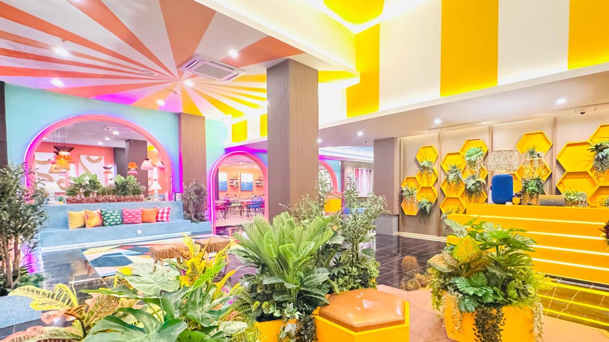 Yellow Bee Resort Cililitan Джакарта Екстериор снимка