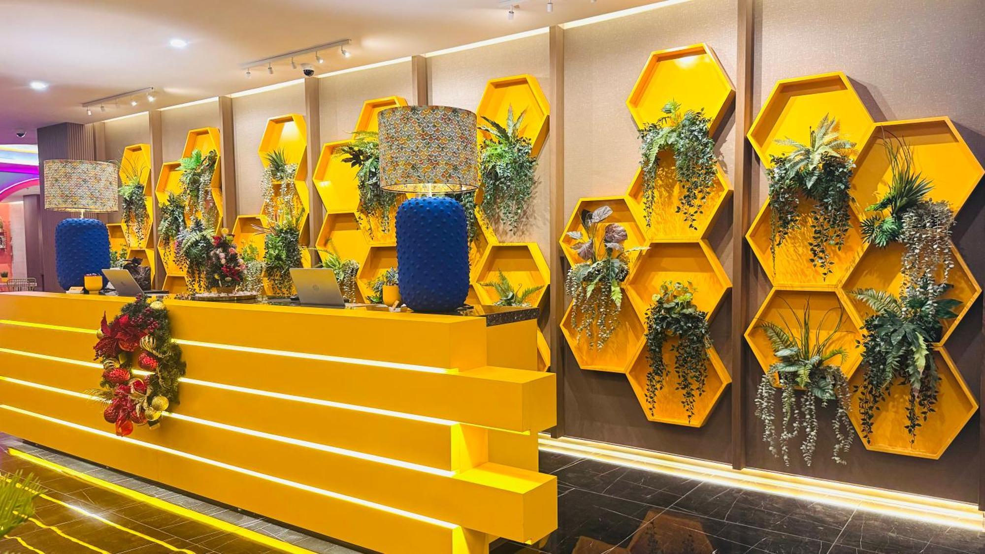 Yellow Bee Resort Cililitan Джакарта Екстериор снимка