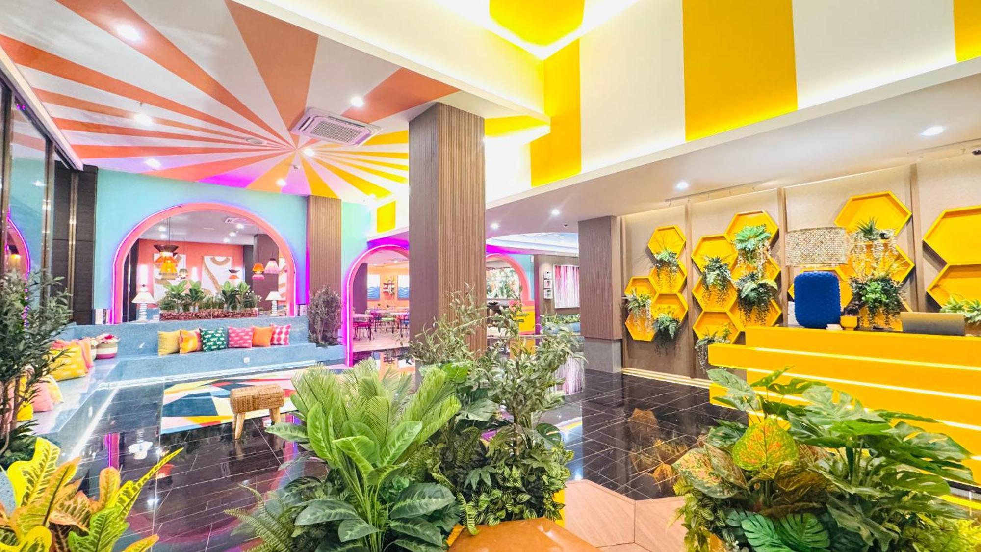 Yellow Bee Resort Cililitan Джакарта Екстериор снимка